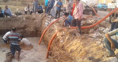 صور .. صيانة وإصلاح كسر الخط الرئيسى لمياه الشرب بمدينة موط بالوادى الجديد