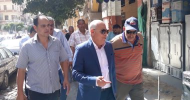 صور.. جولة تفقدية لمحافظ بورسعيد بحى العرب ويأمر بإزالة الإشغالات