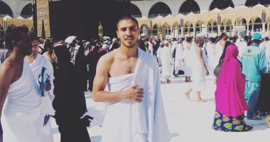 شاهد لاعب الأهلى يؤدى مناسك العُمرة