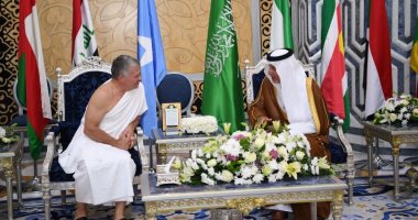 العاهل الأردنى يصل السعودية بملابس الإحرام