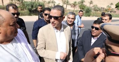 صور.. محافظ سوهاج يتفقد الطريق الزراعى بدار السلام ويوجه بتركيب مطبات