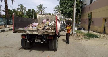 صور.. رئاسة مركز الخارجة:رفع 900 طن قمامة من الشوارع والأحياء خلال أسبوع 