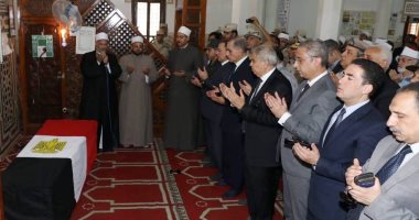 صور.. محافظ سوهاج يؤدى صلاة الجنازة على جثمان مدير أمن أسيوط