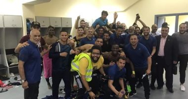 صور .. لاعبو الإنتاج يحتفلون بنقطة البقاء في الدوري