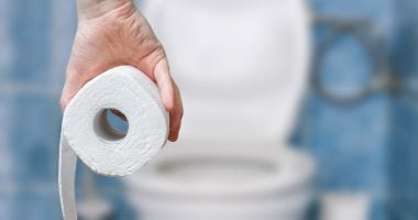 بطرق سهلة وبسيطة.. اعرف إزاى تعالج الإمساك فى البيت