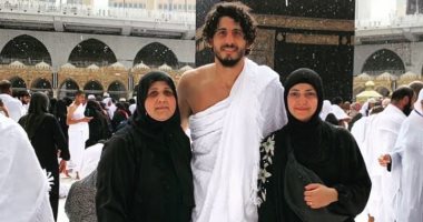 أحمد حجازي يؤدي مناسك العمرة