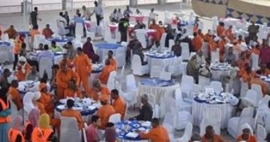 لمة رمضان .. شباب قنا ينظمون حفل إفطار جماعى لعمال النظافة 