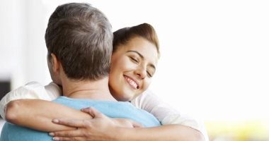 مميزات الارتباط بالرجل الناضج فكريا.. هيحبك زى ما انتى ومش هيخنقك