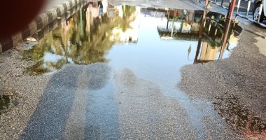 سكان الحسين يشكون تراكم المياه بالميدان
