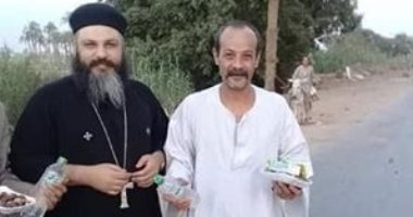 صور.. كاهن قرية بسوهاج وشباب الكنيسة يوزوعون العصائر والتمر على الصائمين