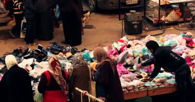 سكان ميدان الجيزة يشكون من انتشار الباعة الجائلين