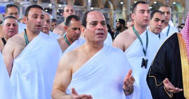 بالفيديو .. المعتمرون فى الحرم يلتفون حول السيسي ويوجهون له التحية خلال أدائه العمرة : " تقبل الله يا ريس" .. وتهنئة خاصة للرئيس : "ألف مبروك القبض على عشماوى .. وإن شاء الله تجيب المجرمين كلهم "