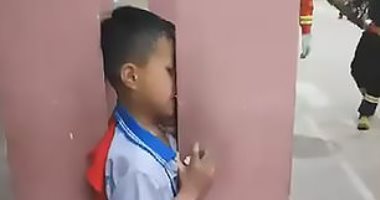 "عملها إزاى".. إنقاذ طفل صينى علقت رأسه بين "عمودين خرسانة".. صور
