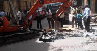 إصلاح هبوط أرضى غرب الإسكندرية لتحقيق السيولة المرورية