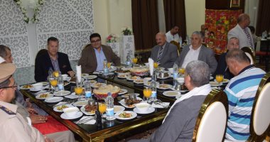 صور.. محافظ بنى سويف يشارك فى الإفطار الجماعى للعاملين بمشروع النظافة 