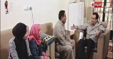 شاهد.. "جورج قرداحى" يسلم جائزة "اسم من مصر" لكفيف من سكان حى الأسمرات