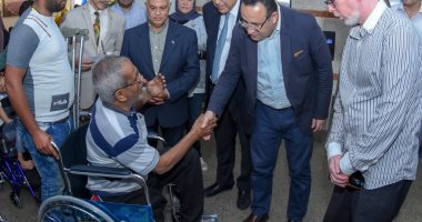 محافظ الإسكندرية يوزع 62 كرسى طبى متحرك على "ذوى القدرات الخاصة"