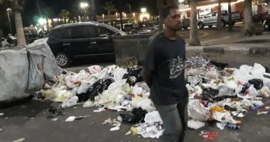 محافظ بورسعيد يضبط نباشين أثناء قيامهم بتفريغ صناديق القمامة 