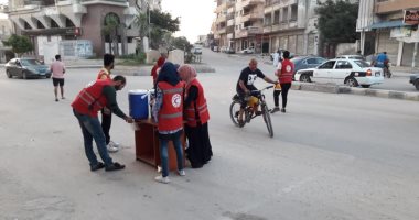 صور.. شباب شمال سيناء يتسابقون لإفطار الصائمين المسافرين بشوارع العريش