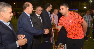 صور.. مميش يشهد ختام بطولة دورى الكرة الخماسية بهيئة قناة السويس