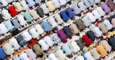 صور.. مسلمو العالم يؤدون صلاة أخر جمعة فى شهر رمضان الكريم