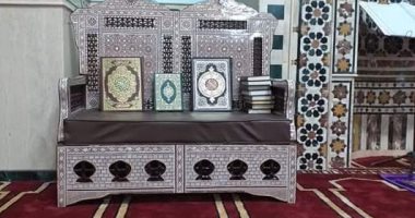 "مسلم ومسيحى يد واحدة".. قبطى يتبرع بكرسى لقراءة القرآن لمسجد بطوخ