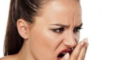 لو رائحة الفم الكريهة بتسببلك إحراج.. 4 نصائح للتخلص منها
