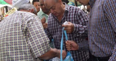صور.. رئيس مدينة الغردقة يوزع أكياس بديلة للبلاستيكية بسوق المدينة