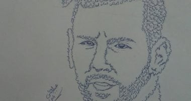 بالفحم والرصاص.. عبد الرحمن يبدع فى رسم البورتيرهات الفنية