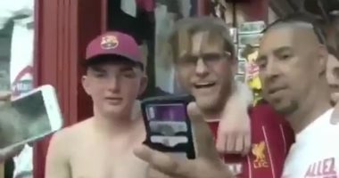 صور.. شبيه كلوب يحتفل وسط جماهير ليفربول فى شوارع مدريد