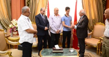 محافظ بورسعيد يستقبل الطالب رومانى أشرف رابع العالم فى الكيمياء الحيوية