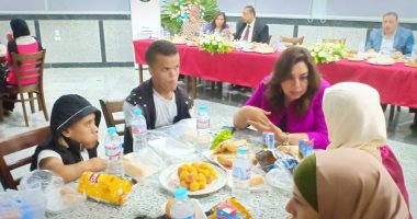 صور.. محافظ دمياط تتناول الإفطار مع ذوى القدرات الخاصة بالمدينة الشبابية