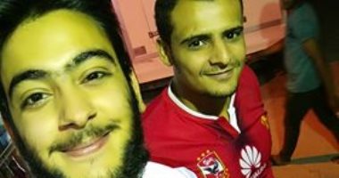"الكورة فى دمنا".. أهلاوى وزملكاوى يتابعان مبارة ليفربول