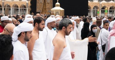 صور.. وزير الخارجية الإماراتى يؤدى مناسك العمرة داخل الحرم المكى