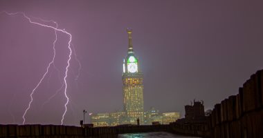 البرق يضىء سماء مكة وأمطار رعدية وشلالات المياه تتدفق من جبالها.. فيديو