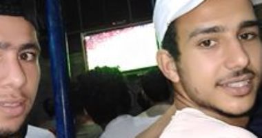 "الكورة فى دمنا".. شباب الريف ببنى سويف يتابعون مباراة ليفربول على المقاهى
