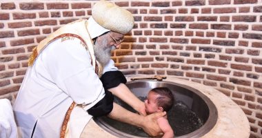صور.. البابا تواضروس يعمد طفلين بقداس عيد دخول المسيح مصر بكنيسة أبو سرجة