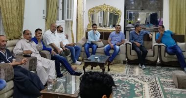 سوبر كورة .. أصدقاء صلاح فى ضيافة العمدة لمتابعة حصد لقب الفرعون الأوروبى الأول