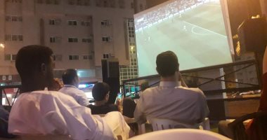 فيديو وصور.. المعتمرون فى المدينة المنورة.. والأطفال فى البيوت والعجائز حول شاشات التليفزيون والزائرون لبيت الله الحرام.. كلهم يشاهدون محمد صلاح قلب الأسد ضد توتنهام.. فيديو