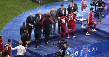 لحظة تتويج محمد صلاح بدوري أبطال أوروبا في واندا ميتروبوليتانو.. فيديو