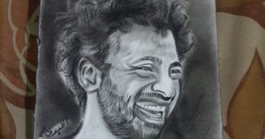 طفل يهدى محمد صلاح مجموعة رسومات مختلفة أعدها له قبل الفوز ببطولة أوروبا