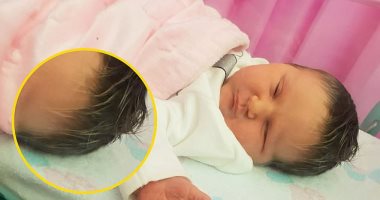 هاى لايت ربانى.. طفلة تولد بخصلات شعر شقراء والأم تشبهها بديفيد بيكهام 