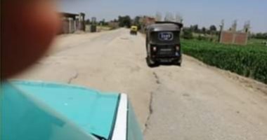 أهالى قرية مختار فى الشرقية يشكون من تهالك الطريق ويطالبون بتمهيده