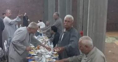شراقوة ومنايفة.. عائلة تنظم إفطار جماعى لأهلها من 3 محافظات مختلفة