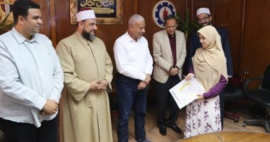 صور.. محافظ السويس يكرم حفظة القرآن الكريم