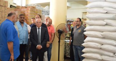 صور..محافظ بورسعيد يتفقد تطوير المنطقة الثالثة  بالمناخ ويطمئن على المخزون الاستراتيجى للسلع الأساسية  