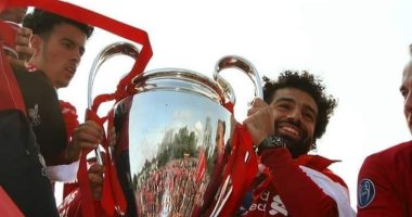 محمد صلاح يرتدي علم مصر فى احتفالات ليفربول بدوري الأبطال.. صور