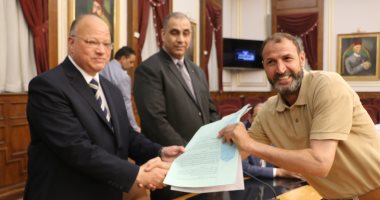 صور.. محافظ القاهرة يسلم 11 عقد تمليك لمستثمرى شق الثعبان بعد تقنين أوضاعهم