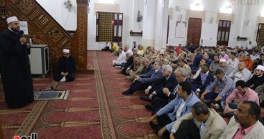 صور.. محافظ السويس والأهالى يحتفلون بليلة القدر بمسجد بدر