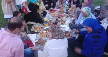 رمضان الخير واللمة.. عائلة تجمع أحفادها ليلتقون للمرة الأولى بحديقة الأزهر 